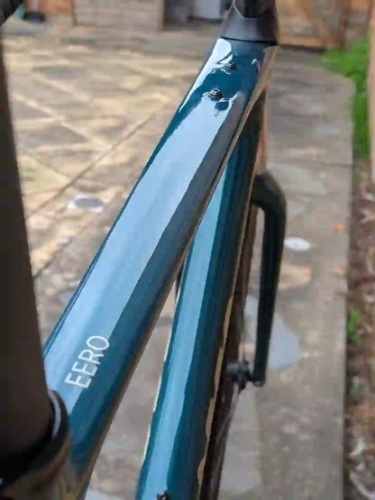 ARC8 Eero in Gloss Emerald Green. Closeup of toptube showing "Eero" logo 