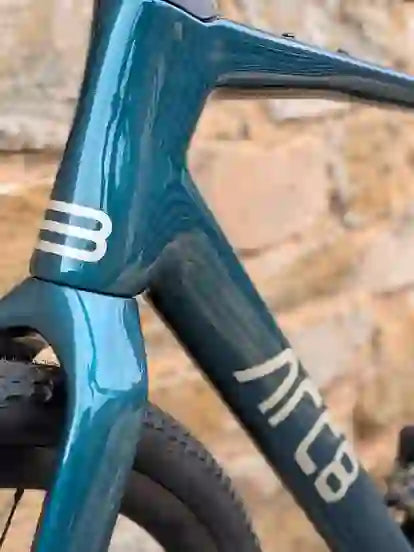 ARC8 Eero in Gloss Emerald Green . Front from side